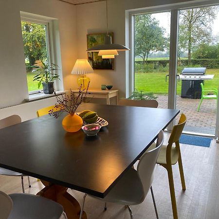 Skont Hus Pa Landet Taet Pa Billund Vila Give Exterior foto