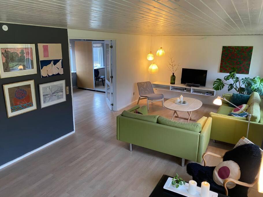Skont Hus Pa Landet Taet Pa Billund Vila Give Exterior foto