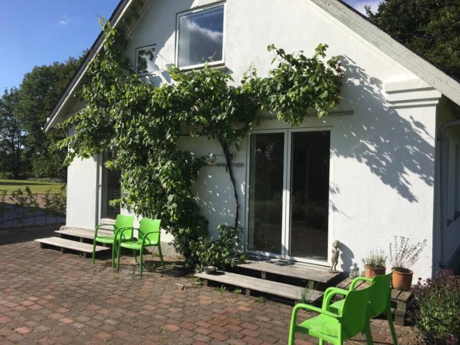 Skont Hus Pa Landet Taet Pa Billund Vila Give Exterior foto
