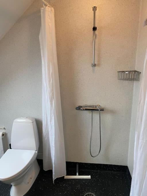 Skont Hus Pa Landet Taet Pa Billund Vila Give Exterior foto
