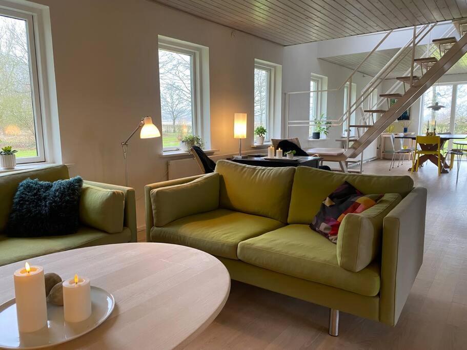 Skont Hus Pa Landet Taet Pa Billund Vila Give Exterior foto