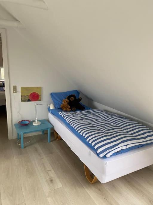 Skont Hus Pa Landet Taet Pa Billund Vila Give Exterior foto