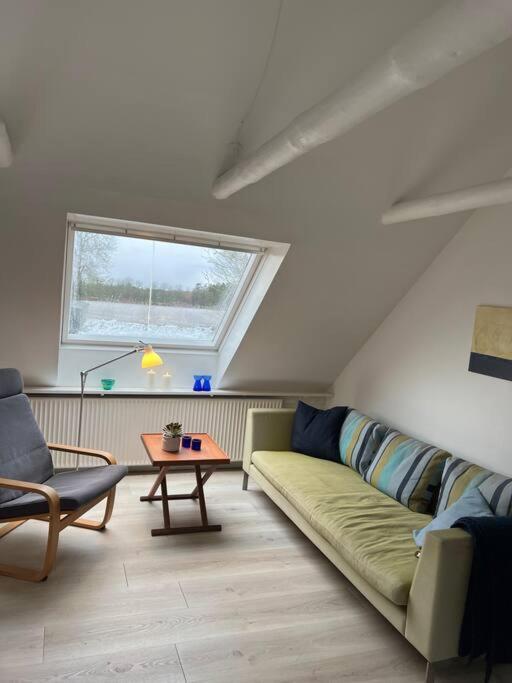 Skont Hus Pa Landet Taet Pa Billund Vila Give Exterior foto