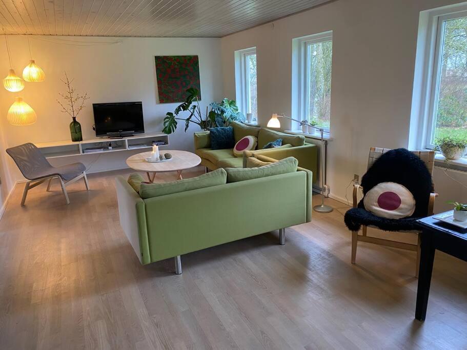 Skont Hus Pa Landet Taet Pa Billund Vila Give Exterior foto