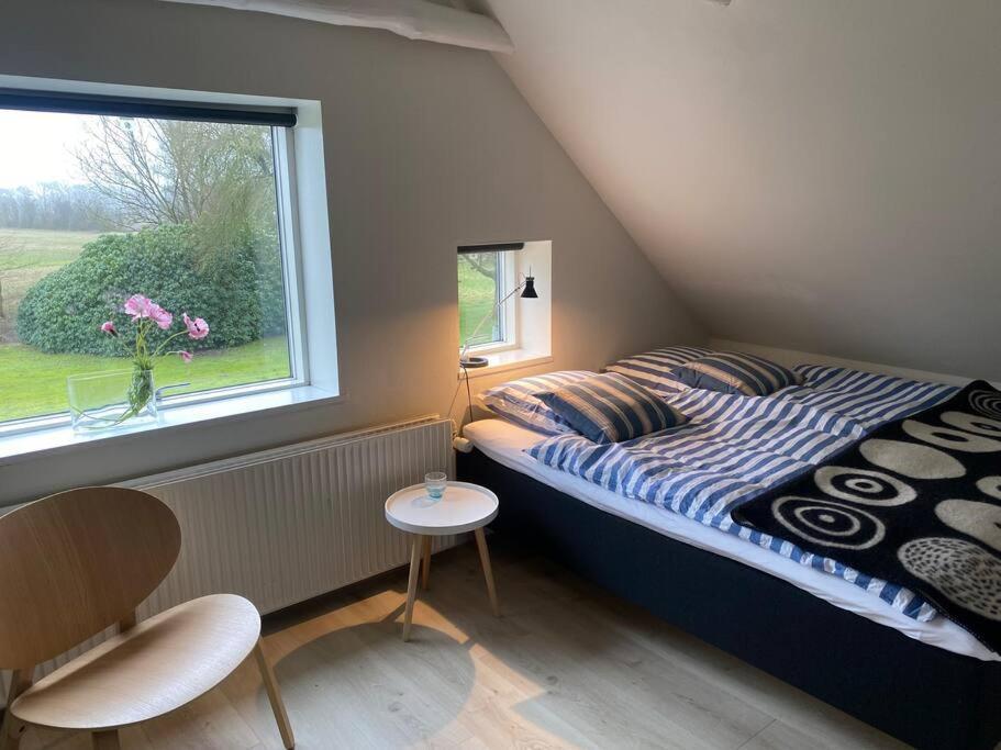Skont Hus Pa Landet Taet Pa Billund Vila Give Exterior foto