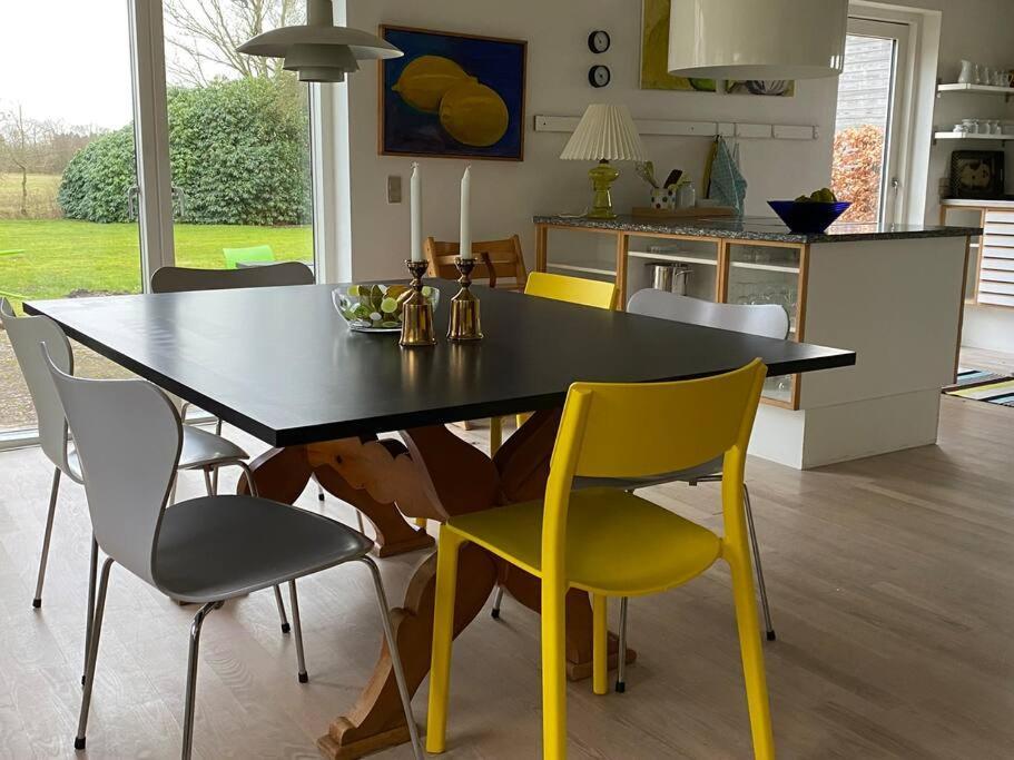 Skont Hus Pa Landet Taet Pa Billund Vila Give Exterior foto